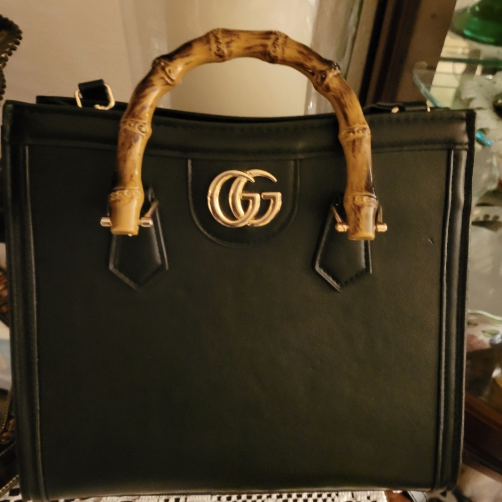 🌹GUCCI🌹LEATHER HANDBAG🎄 14.5X10, BAMBOO HANDLES